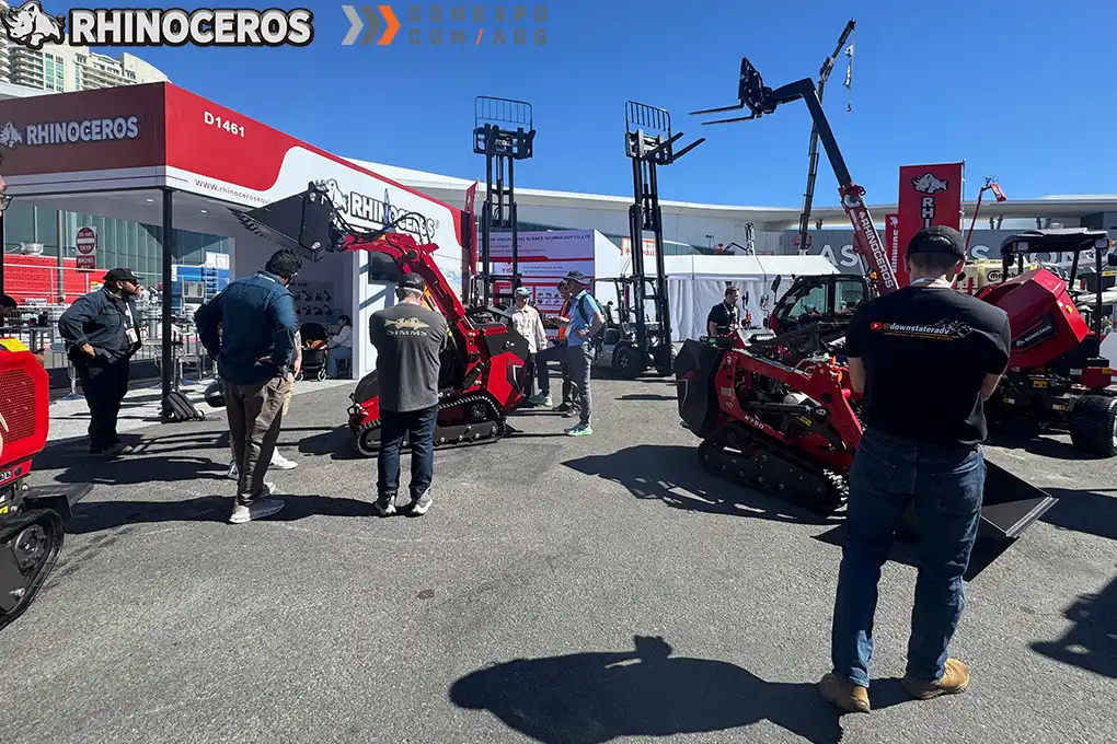 บูธแสดงสินค้าเครื่องจักรกลก่อสร้าง Rhinoceros ในงาน CONEXPO CON AGG 2026 พร้อมรถขุดและรถตัก
